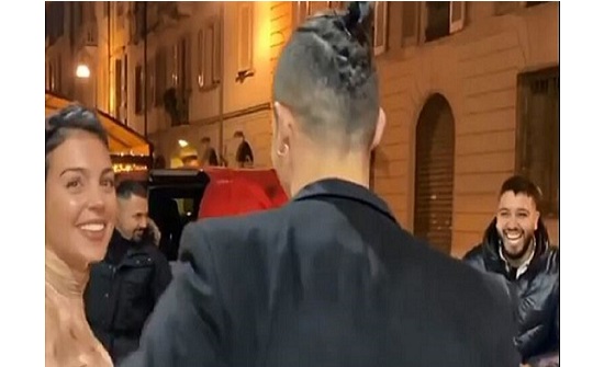 في عيد ميلاده.. رونالدو يفاجأ بهدية ثمينة في شوارع تورينو في عيد ميلاده.. رونالدو يفاجأ بهدية ثمينة في شوارع تورينو