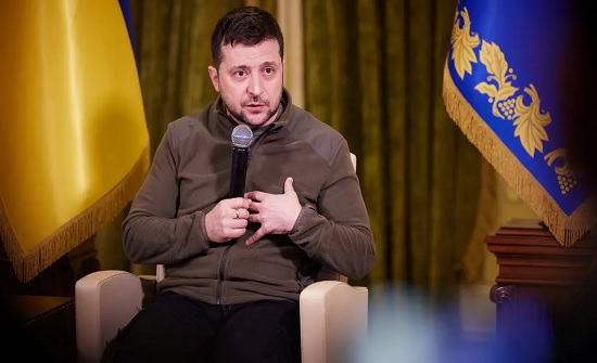 زيلينسكي يطالب العالم بوضع حد لروسيا قبل أن تتمادى أكثر زيلينسكي يطالب العالم بوضع حد لروسيا قبل أن تتمادى أكثر