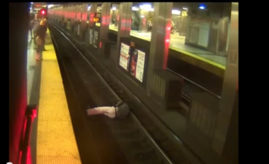 انقاذ شخص سقط في سكة القطار