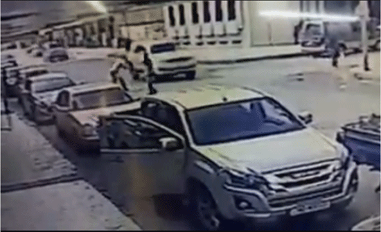 رقيب سير ينقذ طفل من الموت في المفرق... فيديو