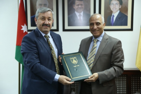 "الأردنية" تتجه نحو إنشاء كرسي للدراسات الكردية في حرمها الجامعي "الأردنية" تتجه نحو إنشاء كرسي للدراسات الكردية في حرمها الجامعي