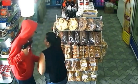 بالفيديو: خاطرت بحياتها أمام لصٍّ مسلّح.. لمنعه من سرقتها!