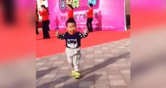 فيديو- هذا ما يحصل عندما يتفوق عليك طفل صغير.. الرقص مثالاً!