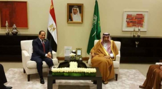 خادم الحرمين يلتقي الرئيس المصري على هامش القمة العربية