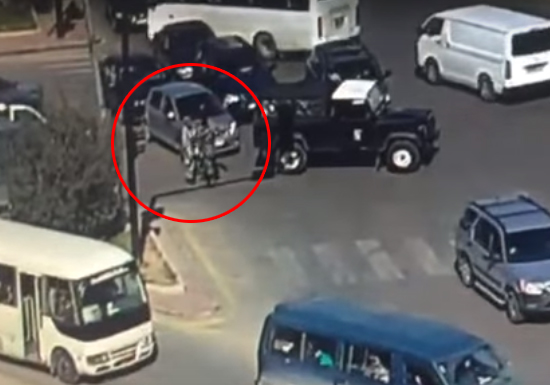بالفيدديو.. عناصر من "الحرس الجمهوري" في لبنان يعتدون على شرطي سير بالفيدديو.. عناصر من "الحرس الجمهوري" في لبنان يعتدون على شرطي سير