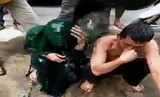 طريقة عجيبة صادمة لمعاقبة متهمين بالزنا في إندونيسيا