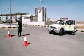 رجال الدوريات الخارجية يد تساعد المواطن واخرى توفر له الامان رجال الدوريات الخارجية يد تساعد المواطن واخرى توفر له الامان