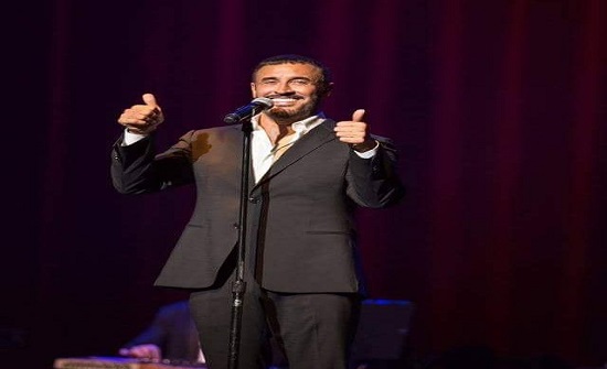 بالفيديو : معجبة تهجم على المسرح وتحتضن كاظم الساهر بقوة وتتسبّب في شعوره بخجل شديد بالفيديو : معجبة تهجم على المسرح وتحتضن كاظم الساهر بقوة وتتسبّب في شعوره بخجل شديد