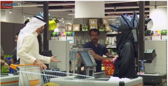 شاهد.. رد فعل سعوديين تجاه إهانة سيدة تعمل كاشير