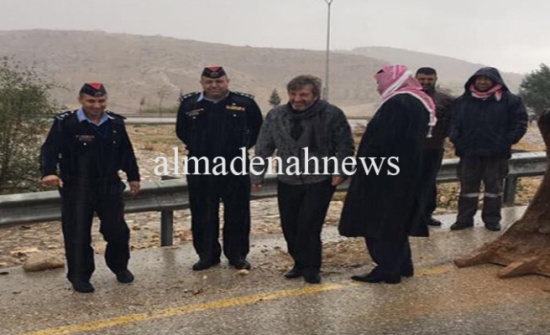 بالصور: محافظ اربد يتفقد البيوت التي داهمتها مياه الامطار بالصور: محافظ اربد يتفقد البيوت التي داهمتها مياه الامطار