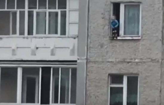 بالفيديو : طفل يلهو على حافة شرفة الطابق الثامن