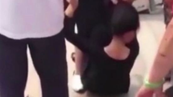 بالفيديو: لن تصدقوا ماذا فعلت هذه المرأة بعشيقة زوجها! بالفيديو: لن تصدقوا ماذا فعلت هذه المرأة بعشيقة زوجها!