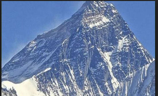 ناجية من السرطان تصل افرست لإنقاذ المصابات بالمرض