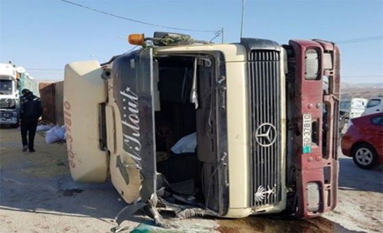 بالفيديو : إصابتان اثر حادث تدهور شاحنة في العقبة بالفيديو : إصابتان اثر حادث تدهور شاحنة في العقبة
