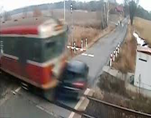 بالفيديو: كيف بقي السائق على قيد الحياة!؟ .. لحظة لا تصدق لقطار مُسرع يسحق سيارة!