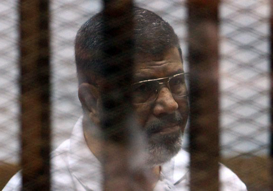 1000 يوم على اعتقال مرسي .. وأبناؤه يشكون عدم رؤيته 1000 يوم على اعتقال مرسي .. وأبناؤه يشكون عدم رؤيته