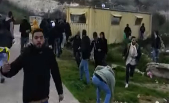 بالفيديو : مقتل شاب فلسطيني بنيران الجيش الإسرائيلي في الضفة الغربية بالفيديو : مقتل شاب فلسطيني بنيران الجيش الإسرائيلي في الضفة الغربية