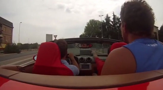 شاب يجرب قيادة فيراري لأول مرة فيصدم فيها