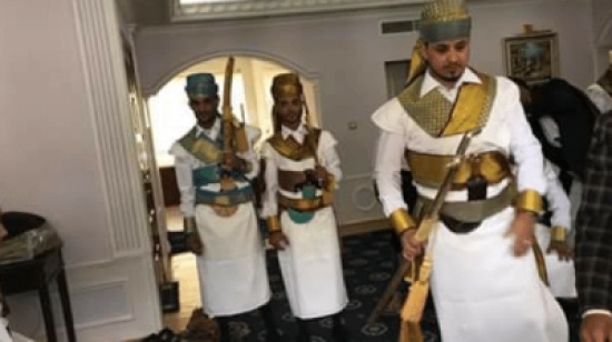 تعرف على قصة شاب يمني ترك رغد العيش بسويسرا من أجل القات في اليمن!