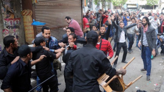 مصرية تقود 20 شخصا لتخليص زوجها من قبضة رجال الشرطة مصرية تقود 20 شخصا لتخليص زوجها من قبضة رجال الشرطة