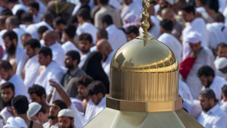 تنظيف مقام إبراهيم استعدادا للحج