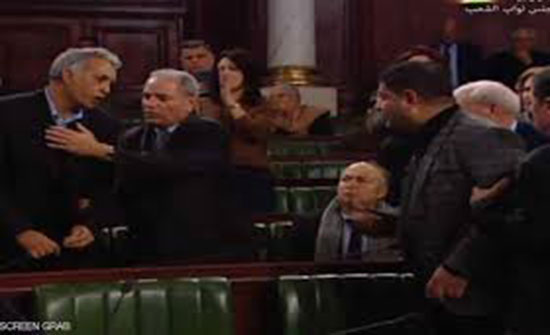 اشتباكات بين نواب البرلمان التونسي.. وفيديو يرصد "المعركة"
