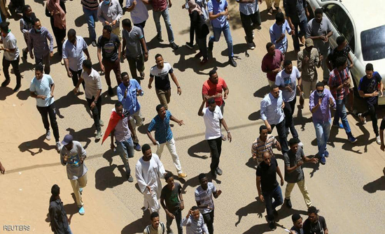 الأمن السوداني يبدأ فض اعتصام "وزارة الدفاع".. والجيش يتدخل الأمن السوداني يبدأ فض اعتصام "وزارة الدفاع".. والجيش يتدخل