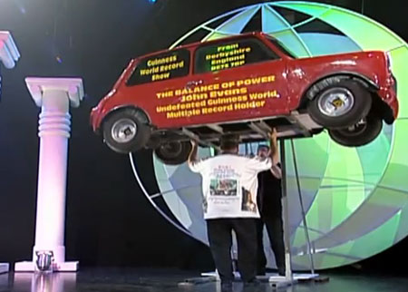 رجل يحمل سيارة