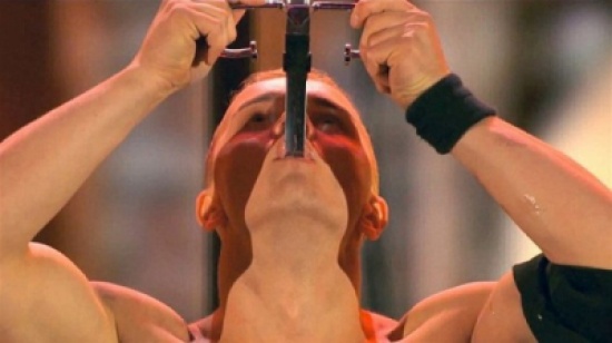 شاهد: أخطر موهبة في العالم.. السيف يبعد 1 سم عن قلبه