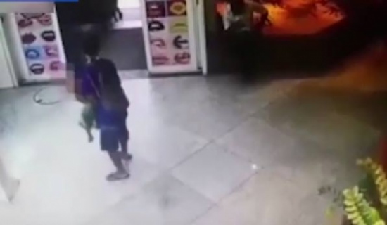 بالفيديو - كاميرا مراقبة ترصد لحظة تخلي والد عن ابنه! بالفيديو - كاميرا مراقبة ترصد لحظة تخلي والد عن ابنه!