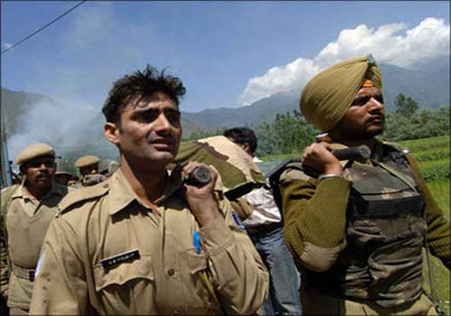 مقتل 5 جنود هنود في اشتباك مع إسلاميين بكشمير