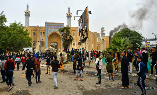 بالفيديو : العراق.. اشتباكات بين الأمن والمتظاهرين في النجف بالفيديو : العراق.. اشتباكات بين الأمن والمتظاهرين في النجف