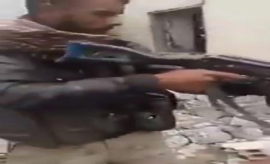 بالفيديو....القوات الكردية تعدم مواطنين عرباً في الر قة