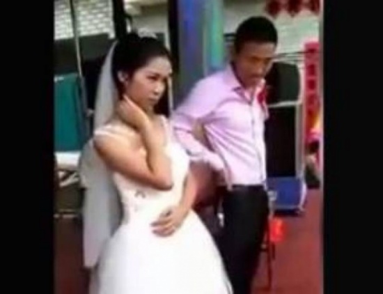 بالفيديو.. عروس ترفض قبلة عريسها أمام المدعوين!