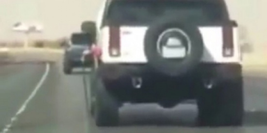 فيديو: بعد ارتفاع سعره.. شاب يفر بسيارته من محطة بنزين بعد تعبئة خزان الوقود فيديو: بعد ارتفاع سعره.. شاب يفر بسيارته من محطة بنزين بعد تعبئة خزان الوقود