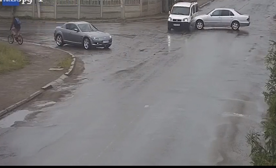 بالفيديو: اوكراني ينقذ نفسه من حادث سيارة مأساوي بـ قفزة مذهلة