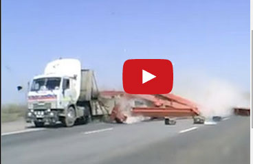 شاحنة تسقط حملها على الطريق