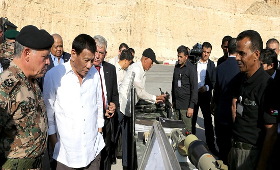 الملك والرئيس الفلبيني يتابعان تمريناً عسكرياً في مركز الملك عبدالله الثاني