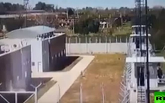 بالفيديو.. لحظة هروب خمسة نزلاء من أحد السجون في الأرجنتين