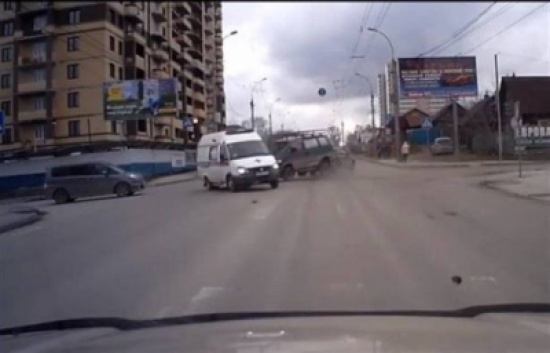 حادث سير مرعب بين سيارة إسعاف وسيارة جيب.. والنتيجة مفاجئة! حادث سير مرعب بين سيارة إسعاف وسيارة جيب.. والنتيجة مفاجئة!