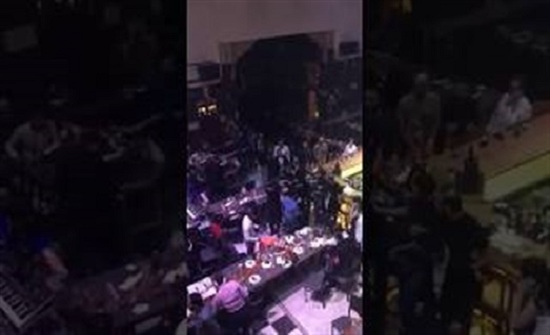 رد فعل امرأة ضبطت زوجها مع نساء داخل مطعم في بيروت (فيديو) رد فعل امرأة ضبطت زوجها مع نساء داخل مطعم في بيروت (فيديو)