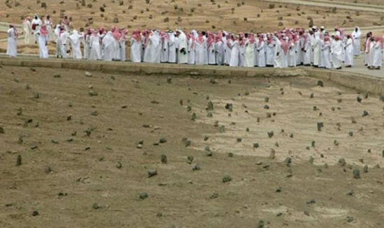 فيديو| فتحوا مقبرة عمرها 30 عاماً..فوجدو بها ما لا يخطر على عقل انسان!