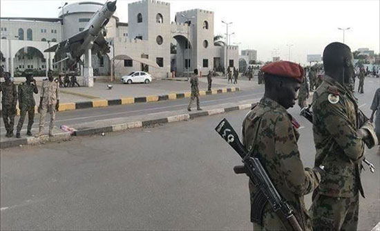 السودان.. "العسكري" يعقد اجتماعا موسعا مع قادة القوات الأمنية