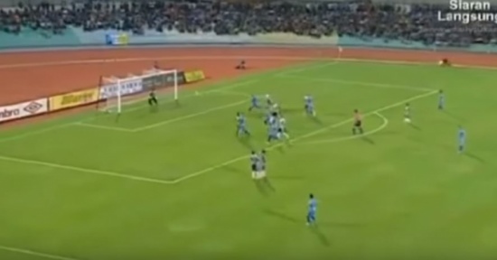 بالفيديو: لاعب ماليزي يتحدى قوانين الفيزياء ويحرز هدفاً خرافياً من ركلة حرة