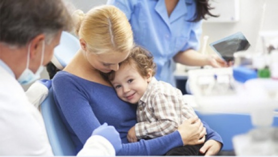 كيف تتغلبين على خوف طفلك من عيادة طب الأسنان؟ كيف تتغلبين على خوف طفلك من عيادة طب الأسنان؟
