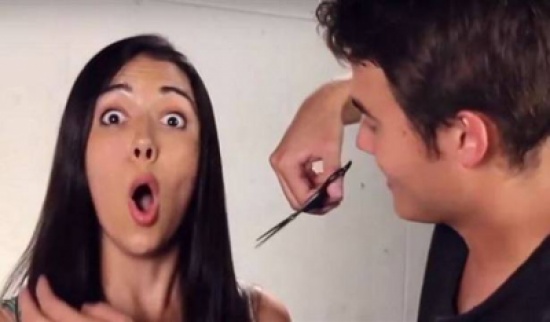 بالفيديو.. شباب يقصون شعر حبيباتهم