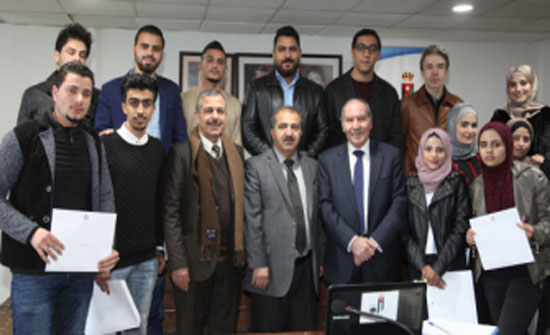 اختتام دورة صحفية شاملة لطلبة جامعة الزرقاء في "بترا " اختتام دورة صحفية شاملة لطلبة جامعة الزرقاء في "بترا "