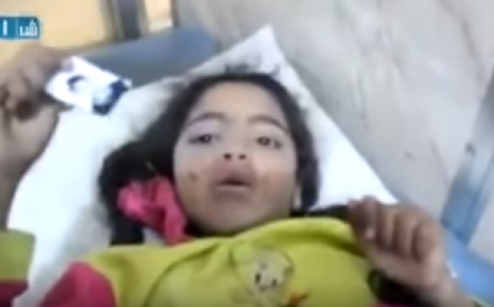 فيديو: طفلة سورية تخرج من تحت الأنقاض وهي تحتضن صورة أخيها