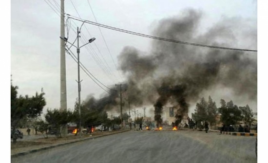 متعطلون عن العمل يغلقون الطريق الصحراوي