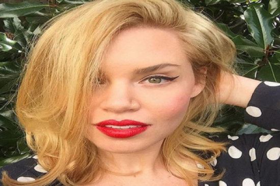 صور: لم تزل المكياج عن وجهها عاماً كاملاً خوفاً من أن يراها زوجها على حقيقتها